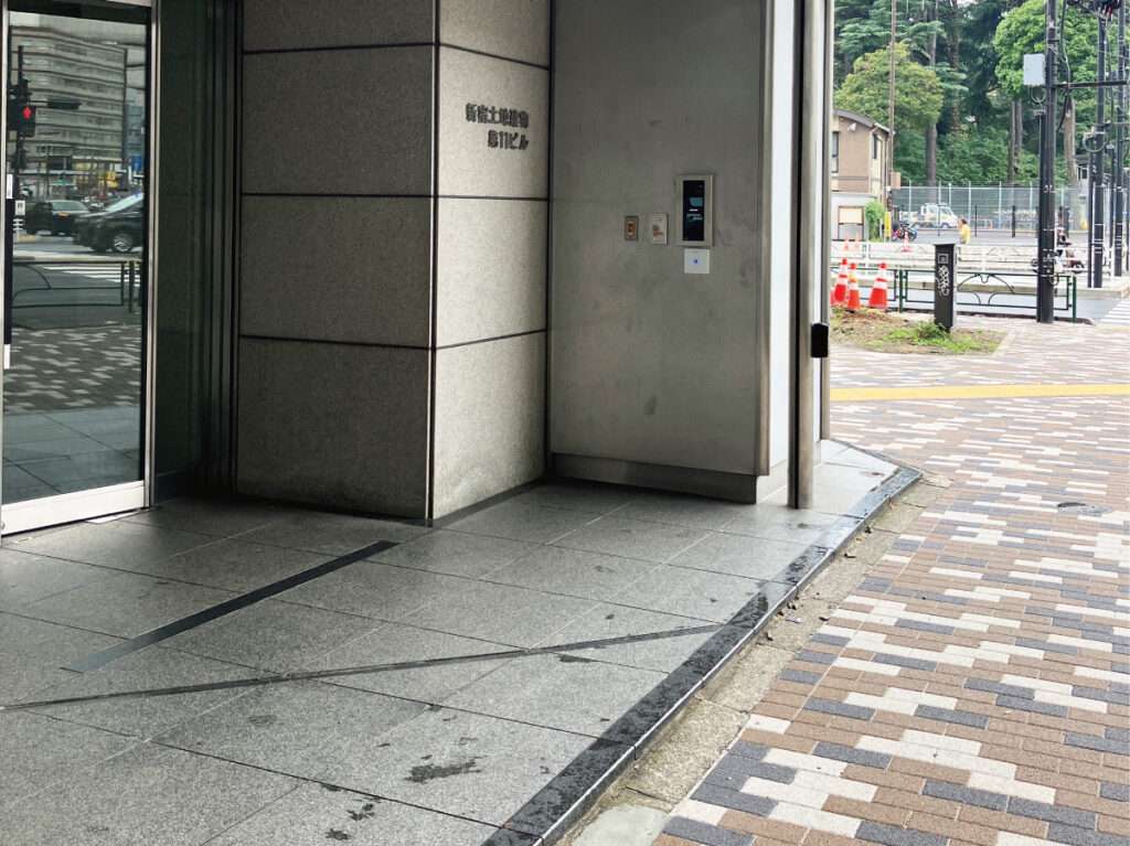 新宿区の看板屋・有限会社アクト企画・オフィスビル(テナントビル)・案内板(インフォメーションサイン)・施工事例(新宿三丁目)