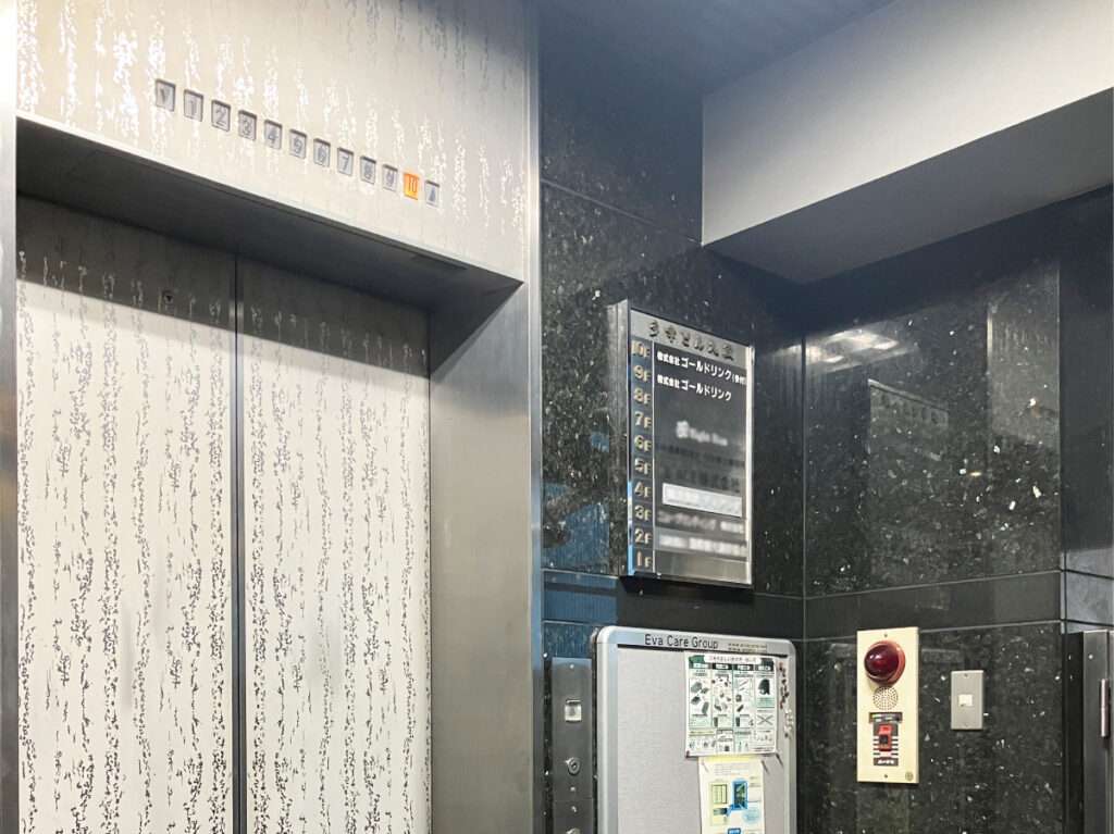 新宿区の看板屋・有限会社アクト企画・案内板(テナント表示・フロアガイド・フロア案内板)・カッティングシート(社名カッティングシート)・施工事例(飯田橋)