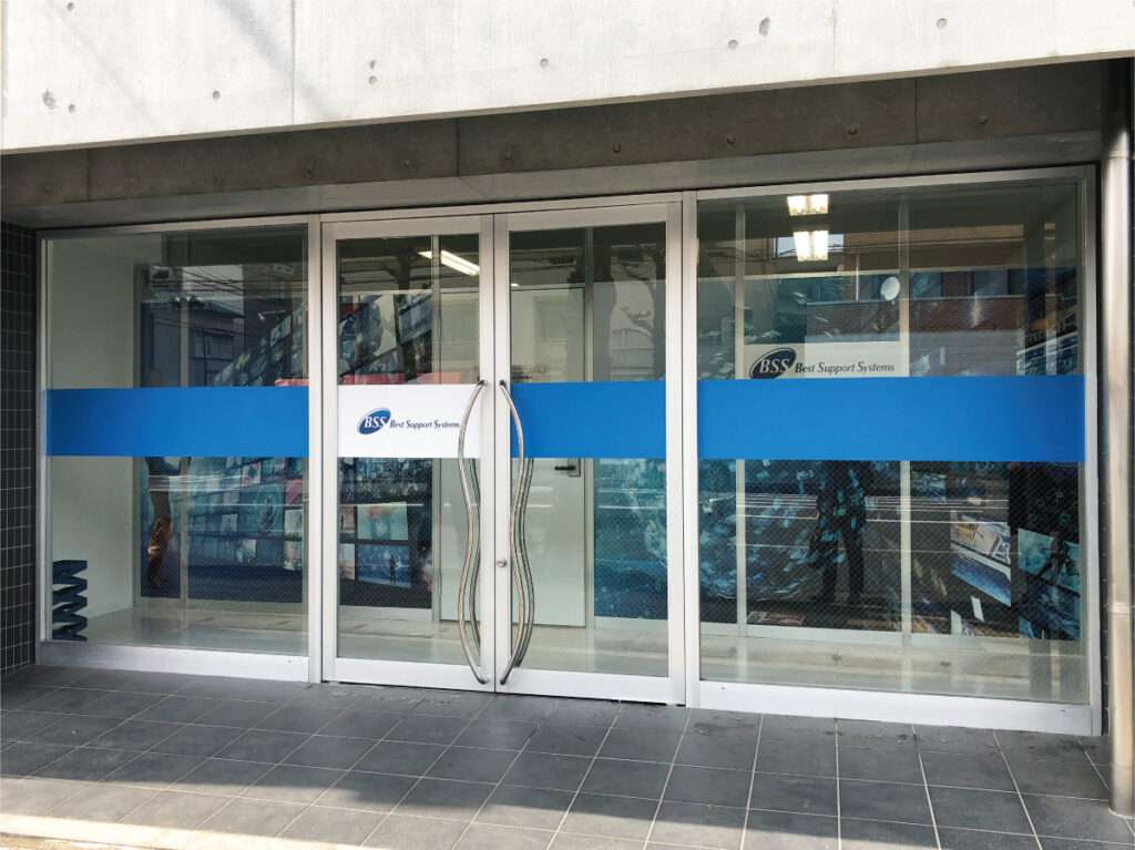 新宿区の看板屋・有限会社アクト企画・オフィスサイン(ガラス装飾シート・ウィンドウサイン・ドアサイン・社名シート)・施工事例(川崎)