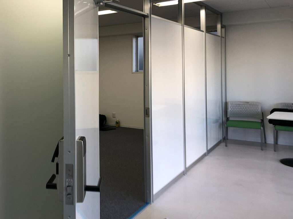 新宿区の看板屋・有限会社アクト企画・オフィスサイン(パーテーション・グラフィックシート)・施工事例(神奈川県)