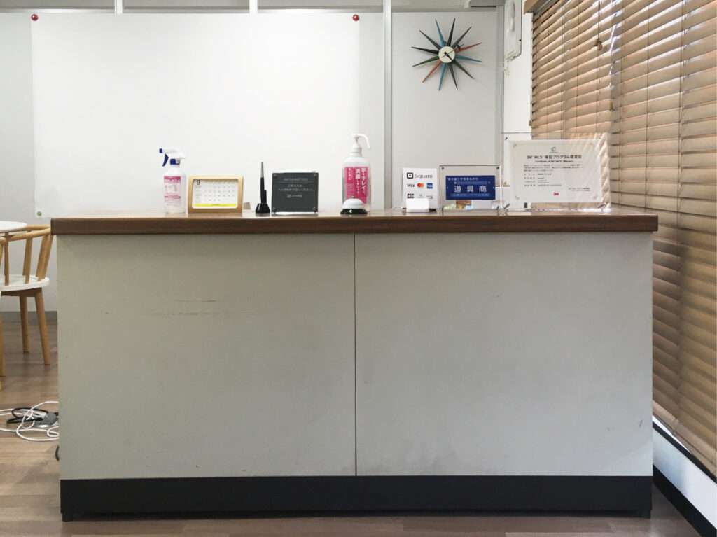 新宿区の看板屋・有限会社アクト企画・受付カウンター(オフィスサイン・リニューアル・グラフィックシート・カッティングシート)・施工事例(高田馬場)